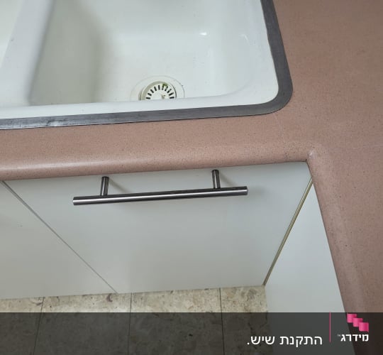 כיור מטבח עם משטח עבודה וידית מתכת